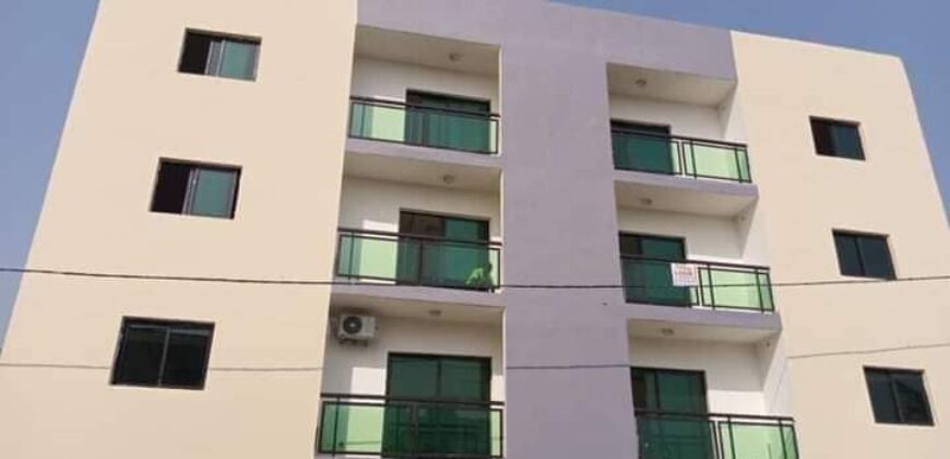 3-room apartment on the 1st floor with 02 bathrooms, a glass bay, a balcony, a medium kitchen, an indoor parking and bitumen access. Location: Feh Kessé, Oribat area