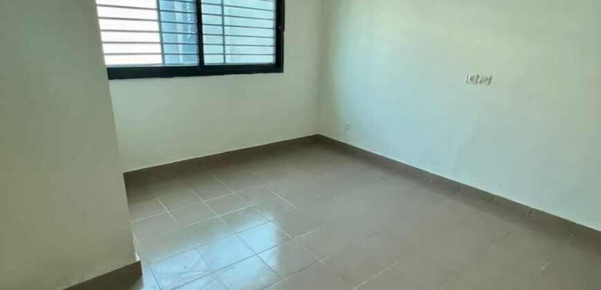 Beautiful modern duplex 08 rooms new construction consisting of: a spacious living room + dining room, 05 self-contained bedrooms, 02 kitchens, a 3-vehicle garage, a glass bay. Location: Bingerville Annan Crossroads