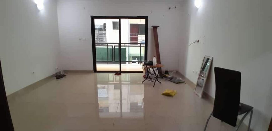 3-room apartment on the 1st floor with 02 bathrooms, a glass bay, a balcony, a medium kitchen, an indoor parking and bitumen access. Location: Feh Kessé, Oribat area