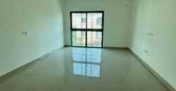 Beautiful modern duplex 08 rooms new construction consisting of: a spacious living room + dining room, 05 self-contained bedrooms, 02 kitchens, a 3-vehicle garage, a glass bay. Location: Bingerville Annan Crossroads