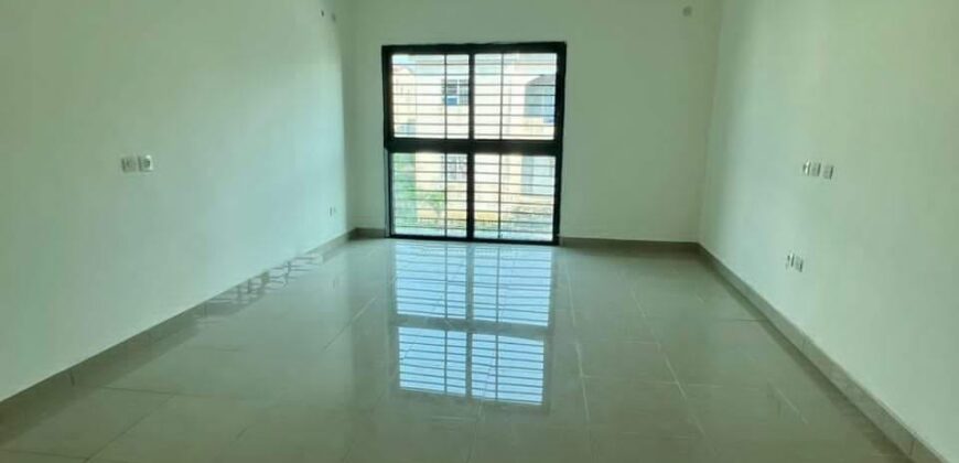 Beautiful modern duplex 08 rooms new construction consisting of: a spacious living room + dining room, 05 self-contained bedrooms, 02 kitchens, a 3-vehicle garage, a glass bay. Location: Bingerville Annan Crossroads