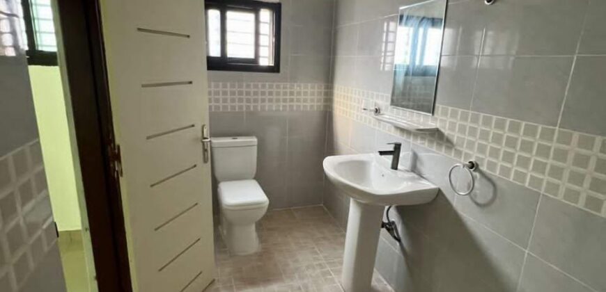 Beautiful modern duplex 08 rooms new construction consisting of: a spacious living room + dining room, 05 self-contained bedrooms, 02 kitchens, a 3-vehicle garage, a glass bay. Location: Bingerville Annan Crossroads