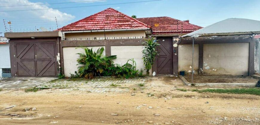 4-room low-rise villa with 2 self-contained a backyard and front an internal garage. Offer available at Cocody Riviera 4 not far from HKB in a bitumen city easy to access and secure