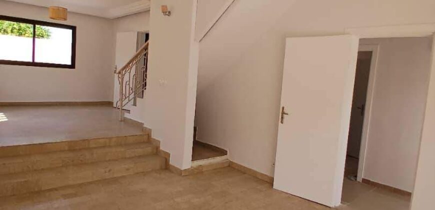 We have for sale a 6-room duplex villa consisting of 4 self-contained bedrooms 2 living rooms a dining.