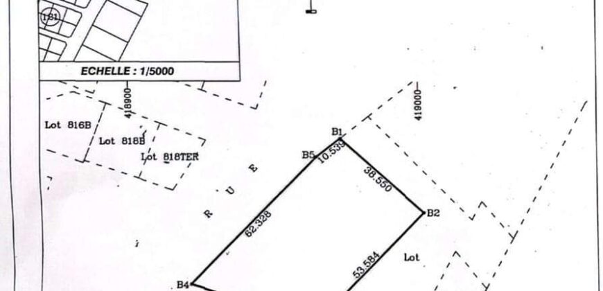 Large commercial land of an area of #2519m2 ideally placed on the edge of a bitumen road on the roundabout of the Moossou market #GRAND_BASSAM.