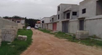 vente chap chap: une villa basse de 4 pièces bâtie sur 500m2 avec ACD en finition à Cocody Faya, Abatta.